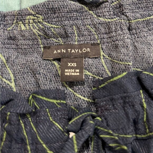 Blue top with leaf pattern - Picture 5 of 7